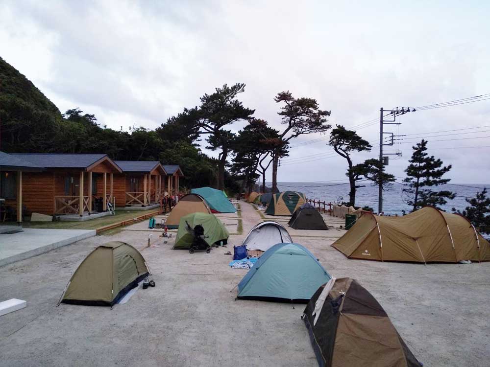 キャンプ場テントサイト利用風景